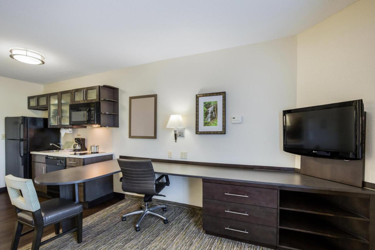 Hotel Candlewood Virginia Town Center By Ihg 2*