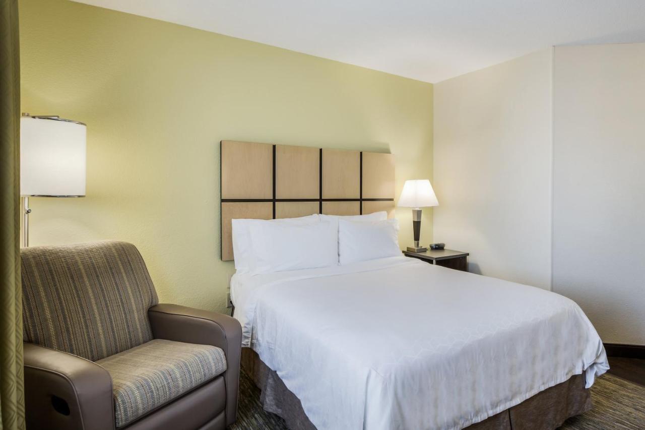 Candlewood Virginia Town Center By Ihg Hotel 2*